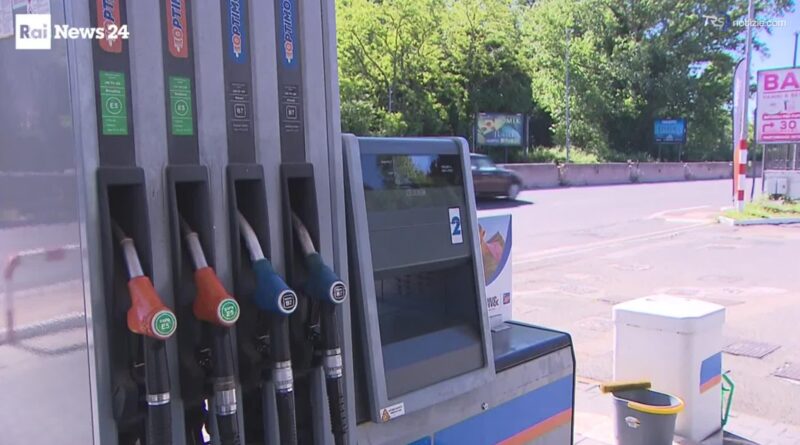 Benzina e gasolio, i prezzi volano e tagliare le accise costa