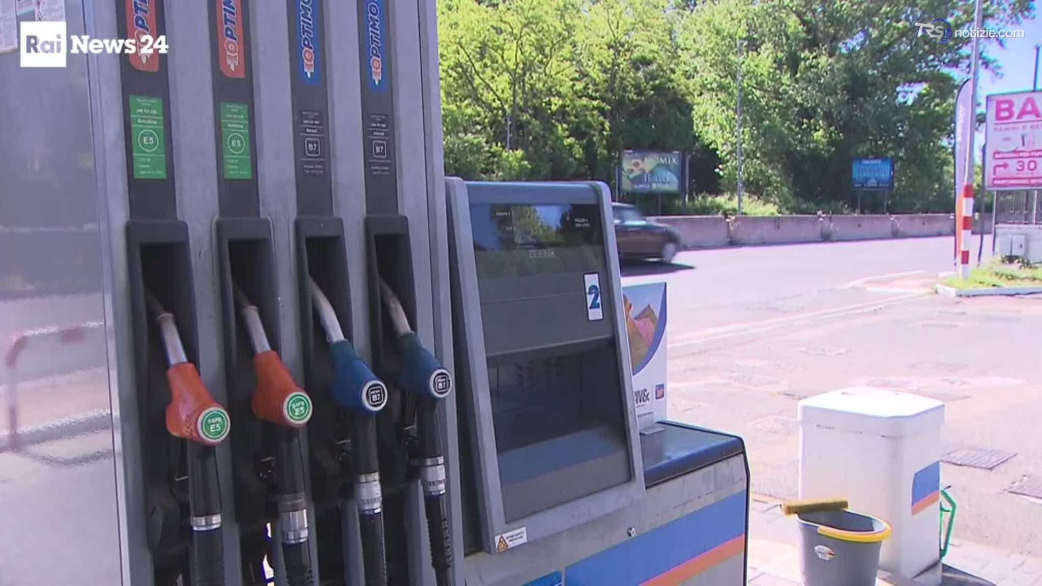 Benzina e gasolio, i prezzi volano e tagliare le accise costa