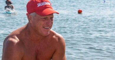 Bagnino si getta per salvare un uomo in mare, muoiono entrambi