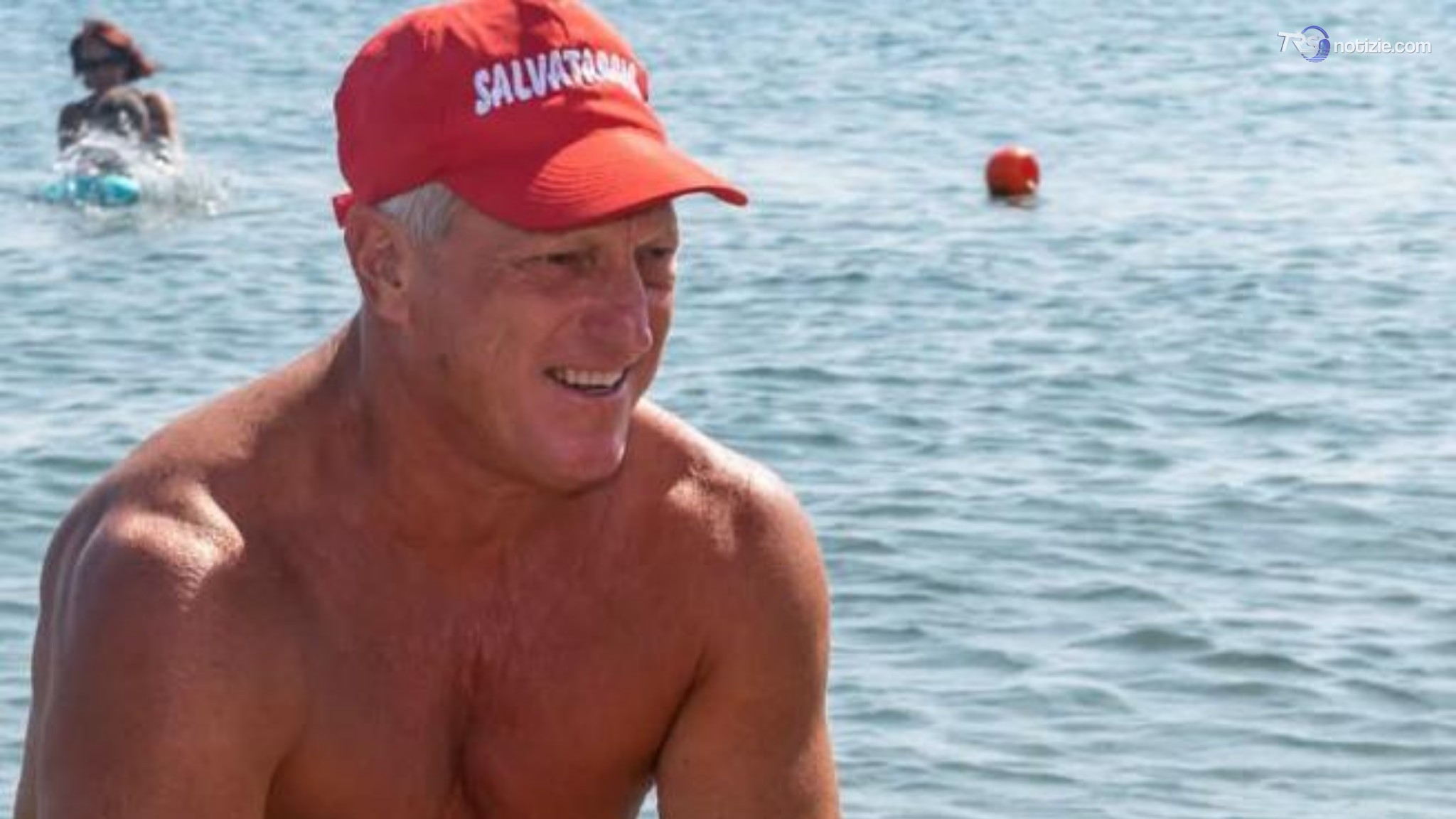 Bagnino si getta per salvare un uomo in mare, muoiono entrambi