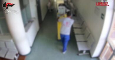Napoli, porta via un condizionatore dall’Istituto Tumori: denunciato. Le immagini delle telecamere