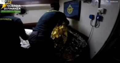Barca distrutta da un incendio, salvato un uomo di 40 anni