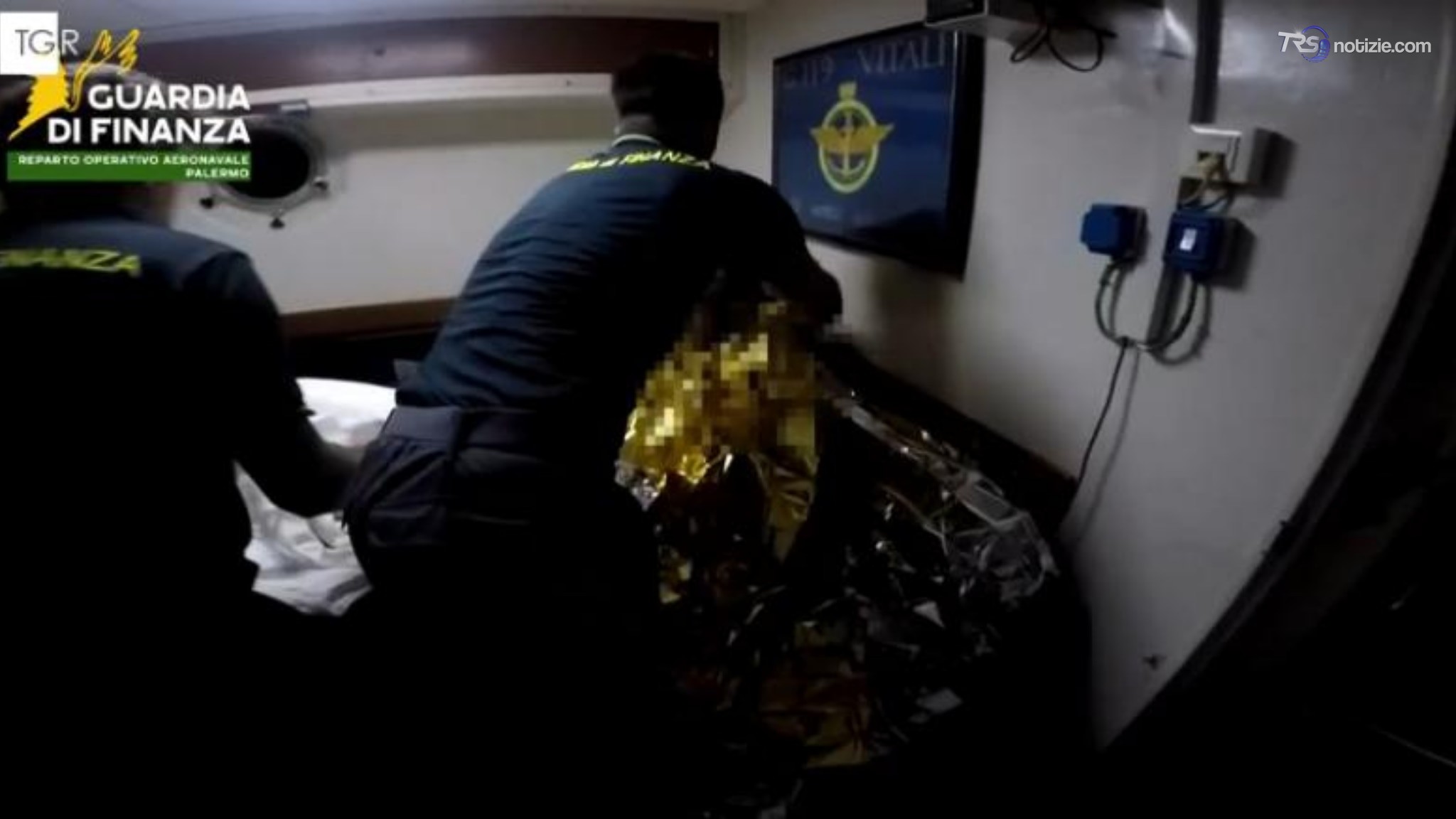 Barca distrutta da un incendio, salvato un uomo di 40 anni
