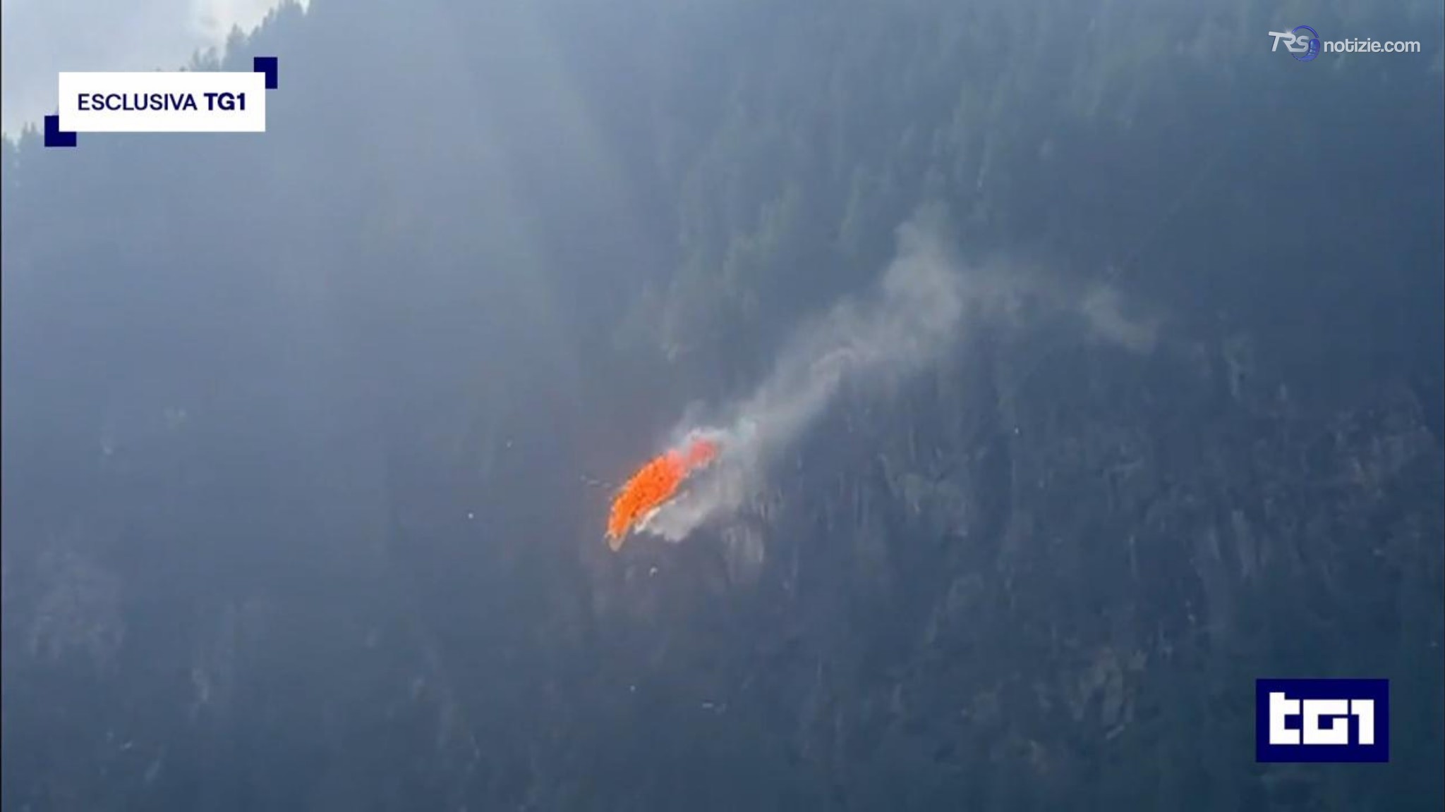 L’elicottero urta i cavi della teleferica e precipita in fiamme: le immagini esclusive