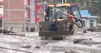 Inondazione in Nepal: i soccorritori portano in salvo i sopravvissuti