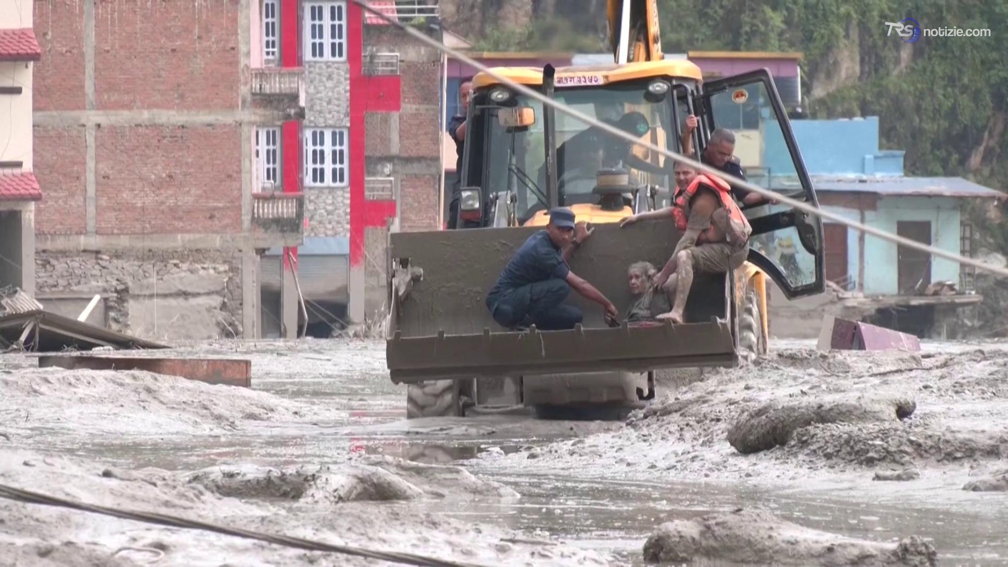Inondazione in Nepal: i soccorritori portano in salvo i sopravvissuti