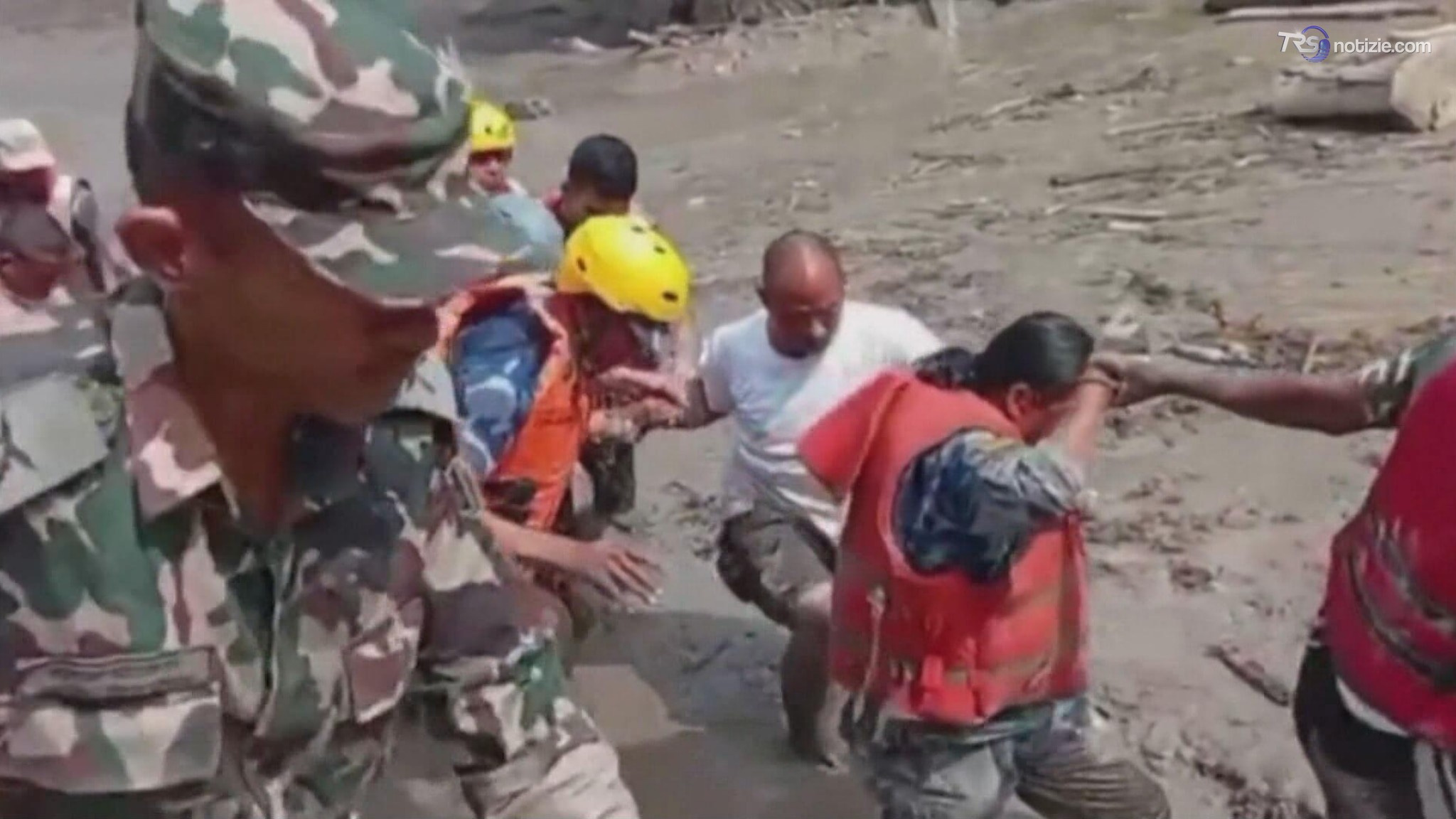La bomba di fango che ha travolto il Nepal, centinaia di morti e dispersi