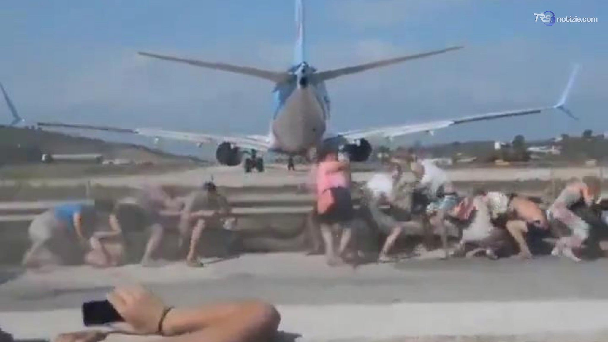Quando guardare gli aerei che partono è pericoloso: a Skiathos si rischia la vita