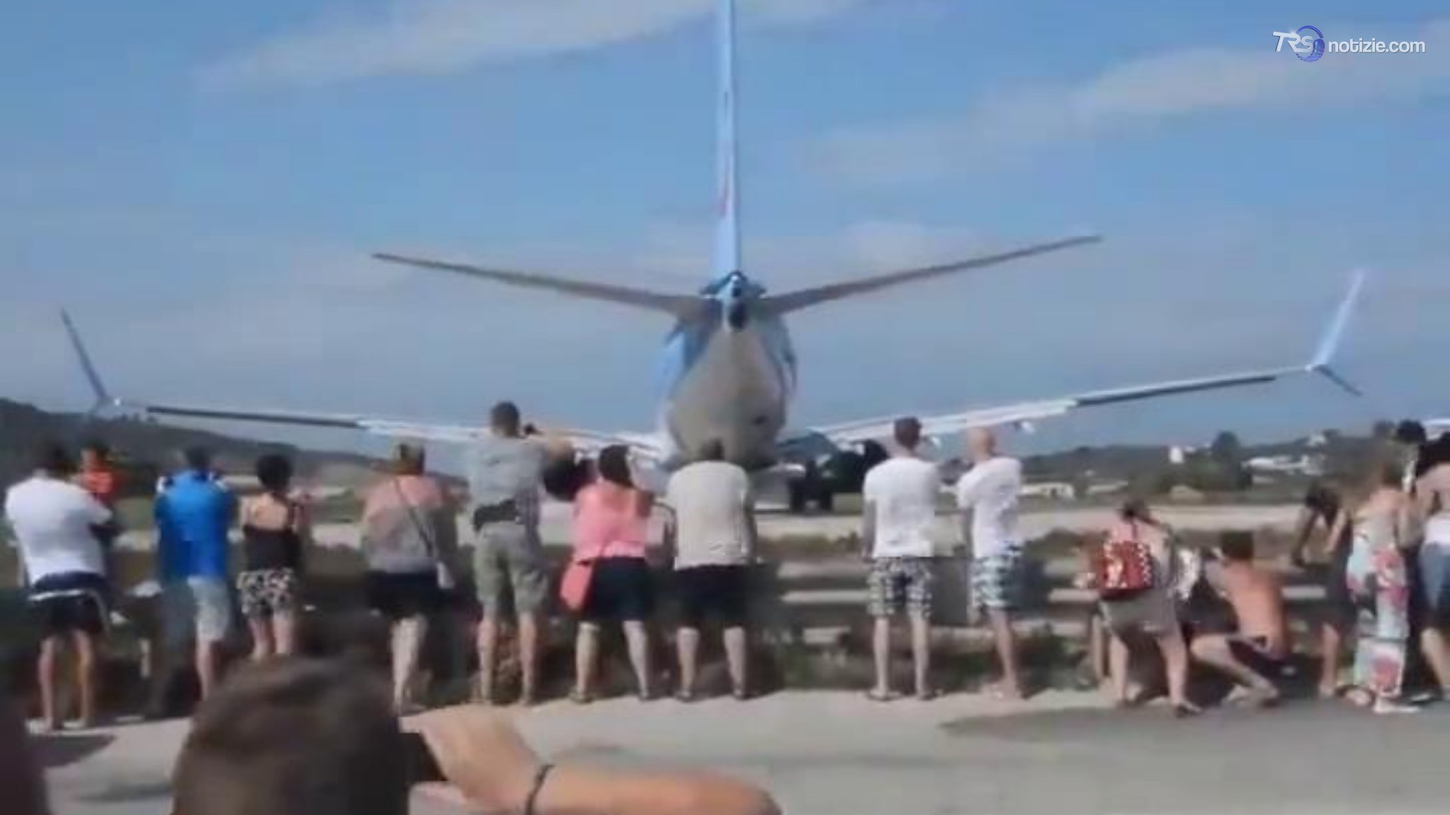 Troppo vicino alla pista durante il decollo: ferita una turista italiana a Skiathos