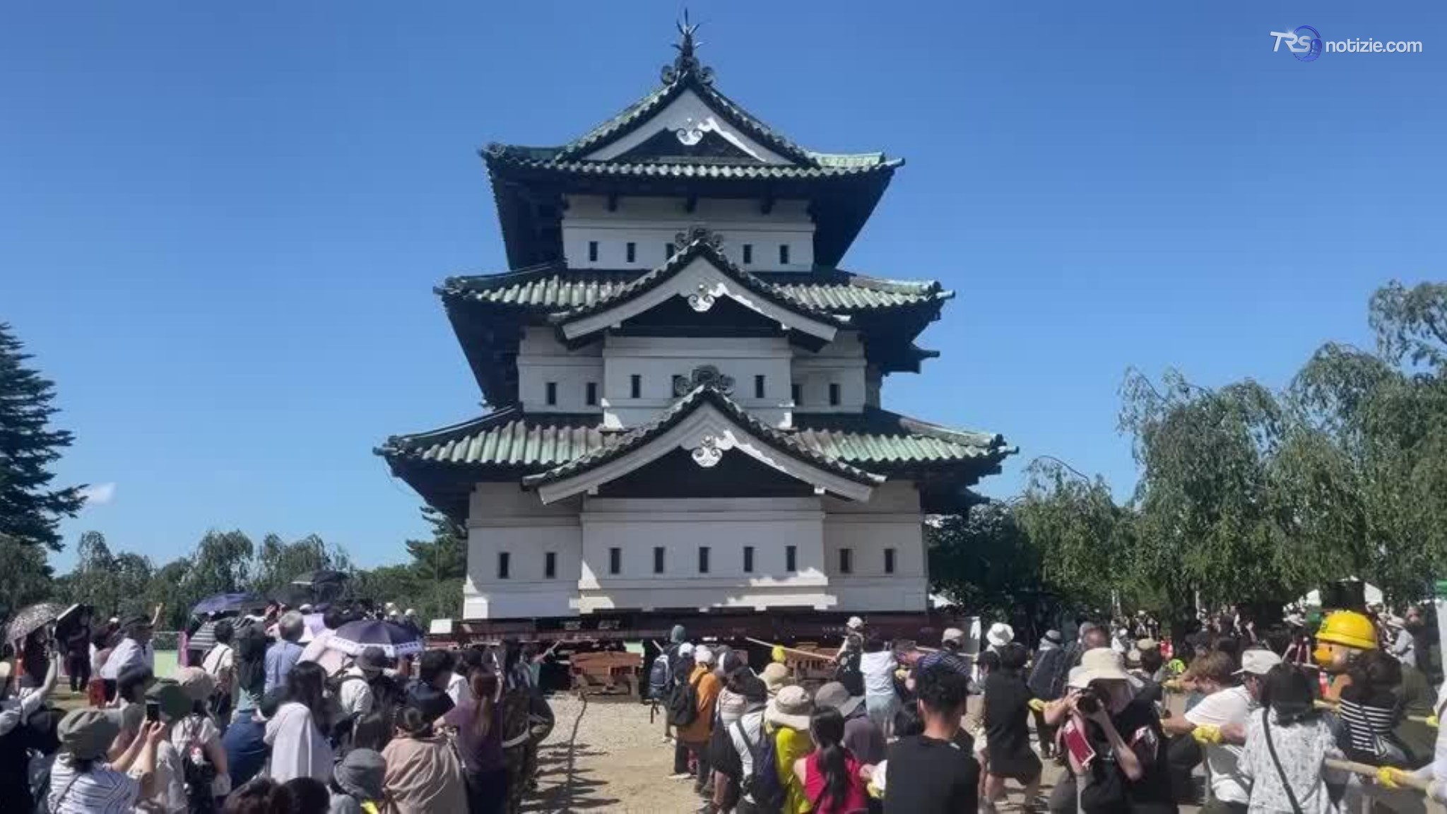 Giappone, centinaia di persone spostano a mano la torre da 400 tonnellate di un antico castello