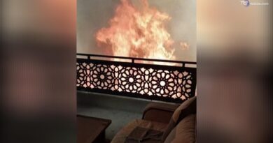 Le fiamme circondano una casa: le drammatiche immagini degli incendi in Algeria