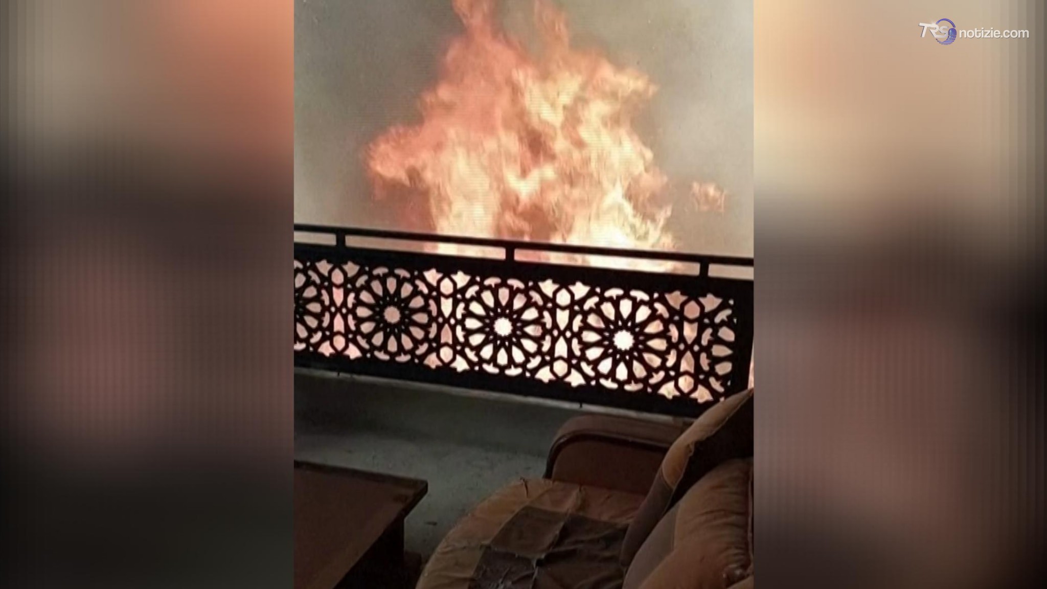 Le fiamme circondano una casa: le drammatiche immagini degli incendi in Algeria