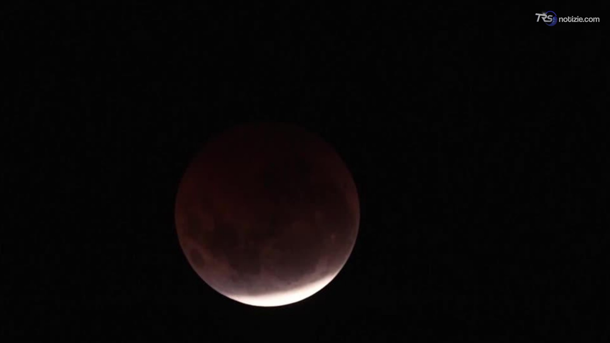 L'eclissi con la "luna rossa" nei cieli di Rio de Janeiro