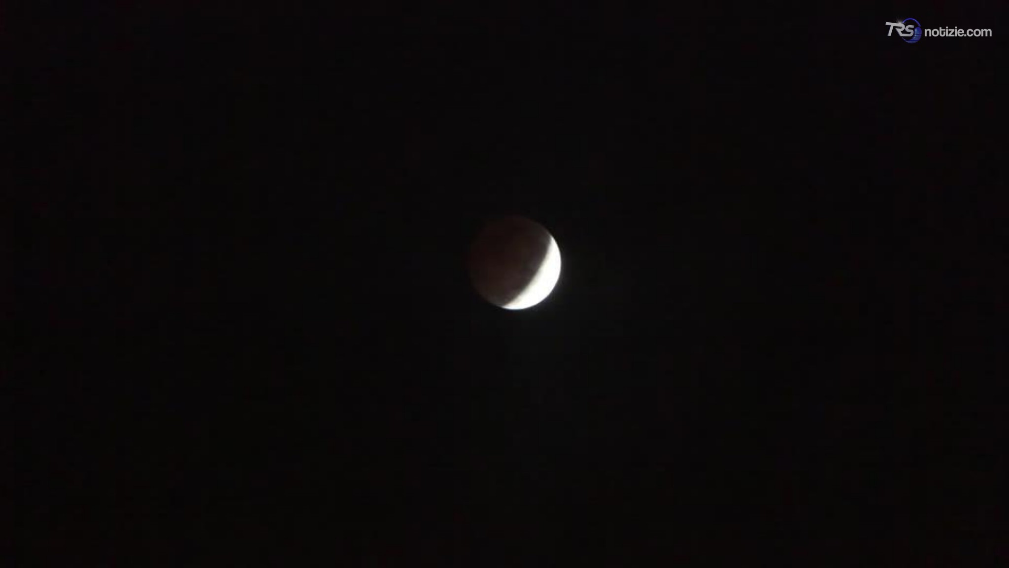 L'eclissi lunare sopra la città di Dakar, in Senegal