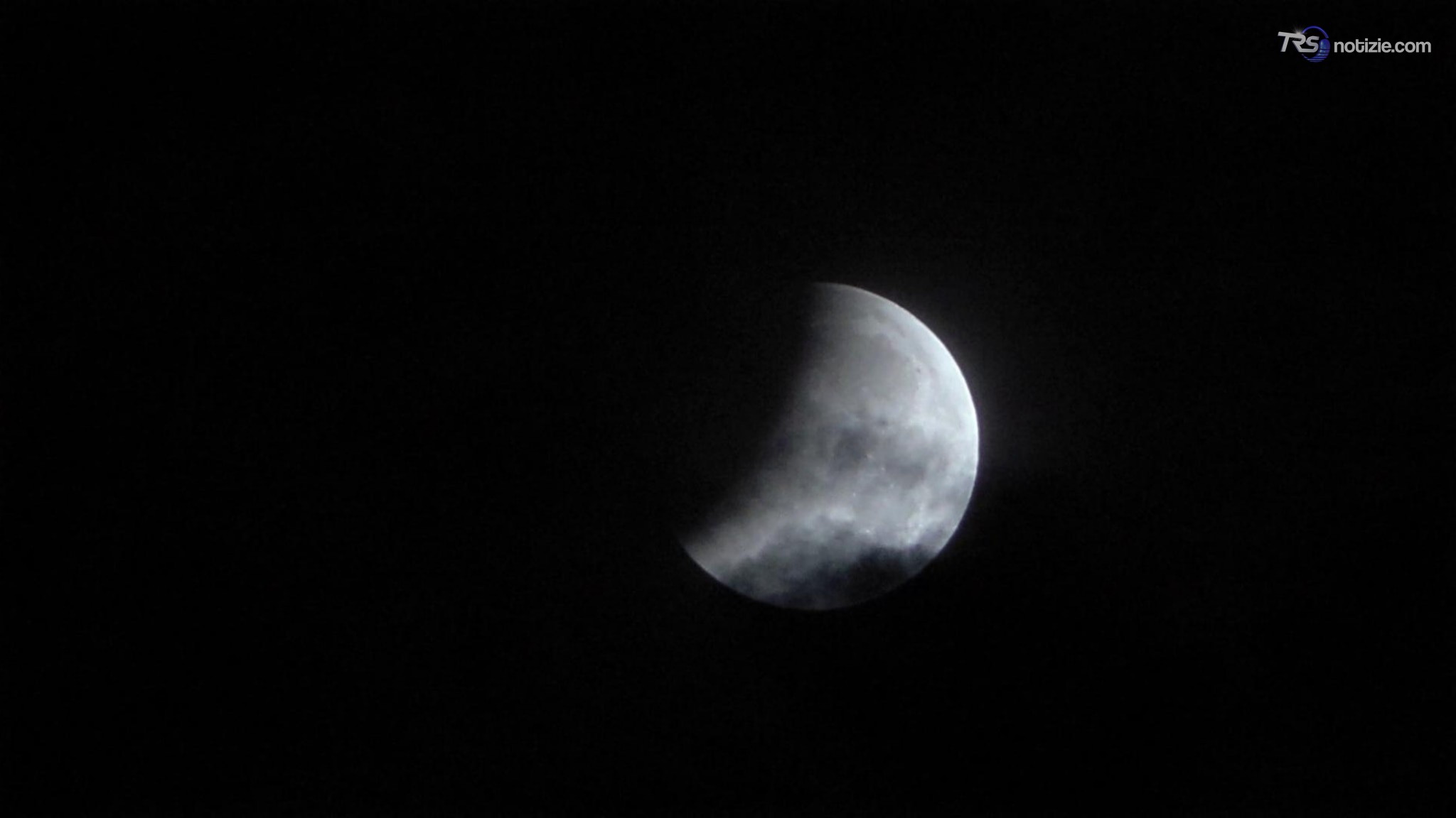 Eclissi lunare, le immagini della luna mangiata nel time-lapse visto dall'Italia