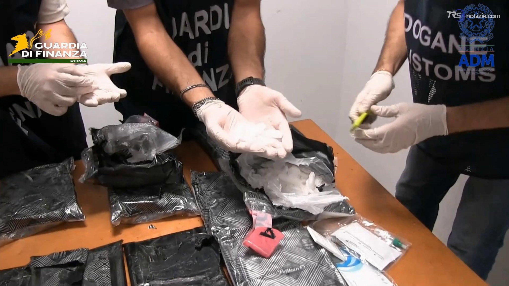 Diciassette chili di cristalli di meth nascosti nelle valigie, maxi sequestro a Fiumicino
