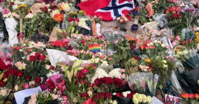 Morte di re Harald: l'omaggio dei sudditi davanti al Palazzo reale di Oslo