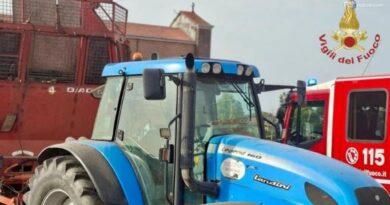 Muore incastrato in macchina agricola