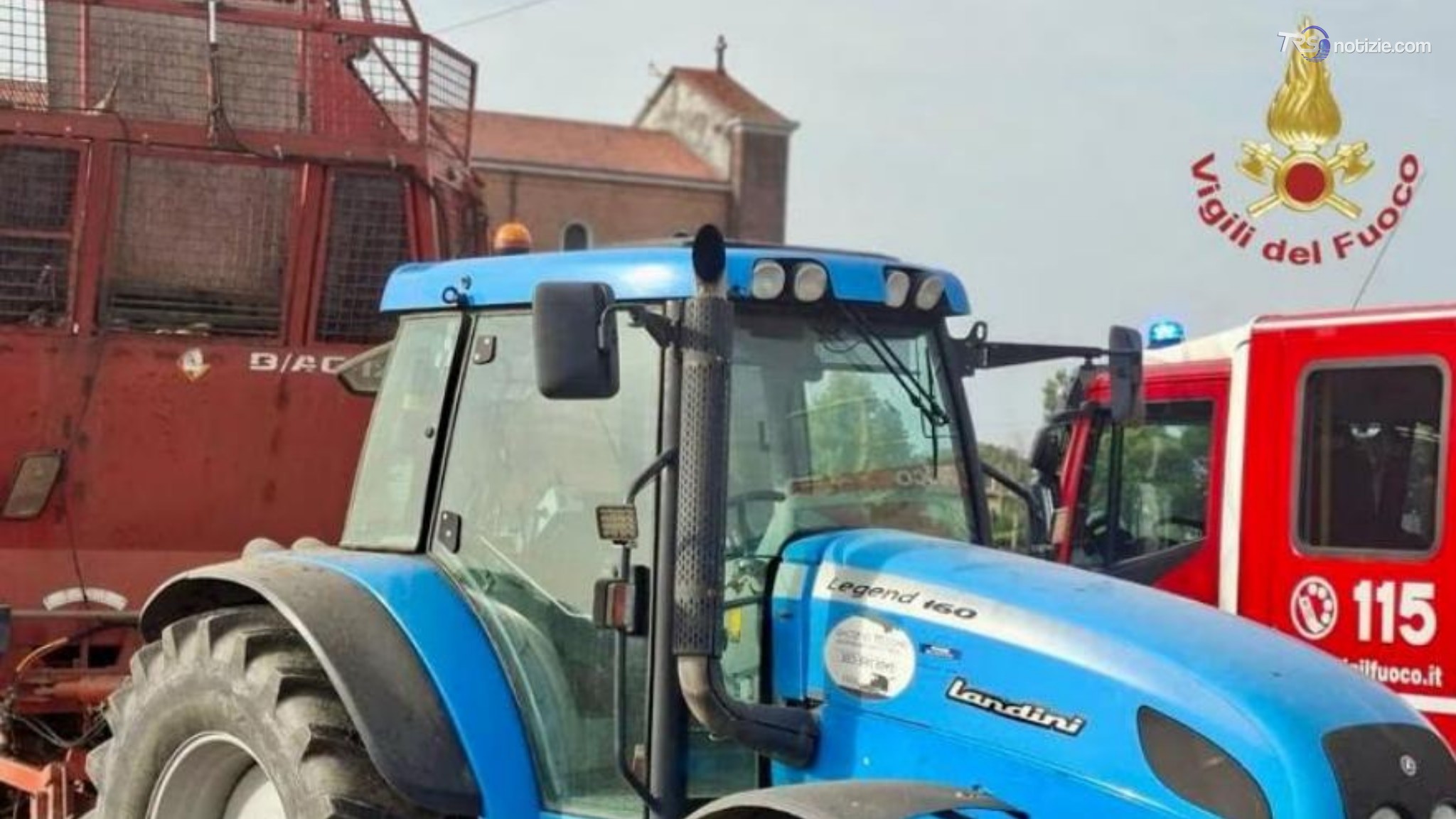 Muore incastrato in macchina agricola
