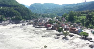 L'UNICEF invia rifornimenti nella zona alluvionata del Nepal, mentre le famiglie sfollate attendono