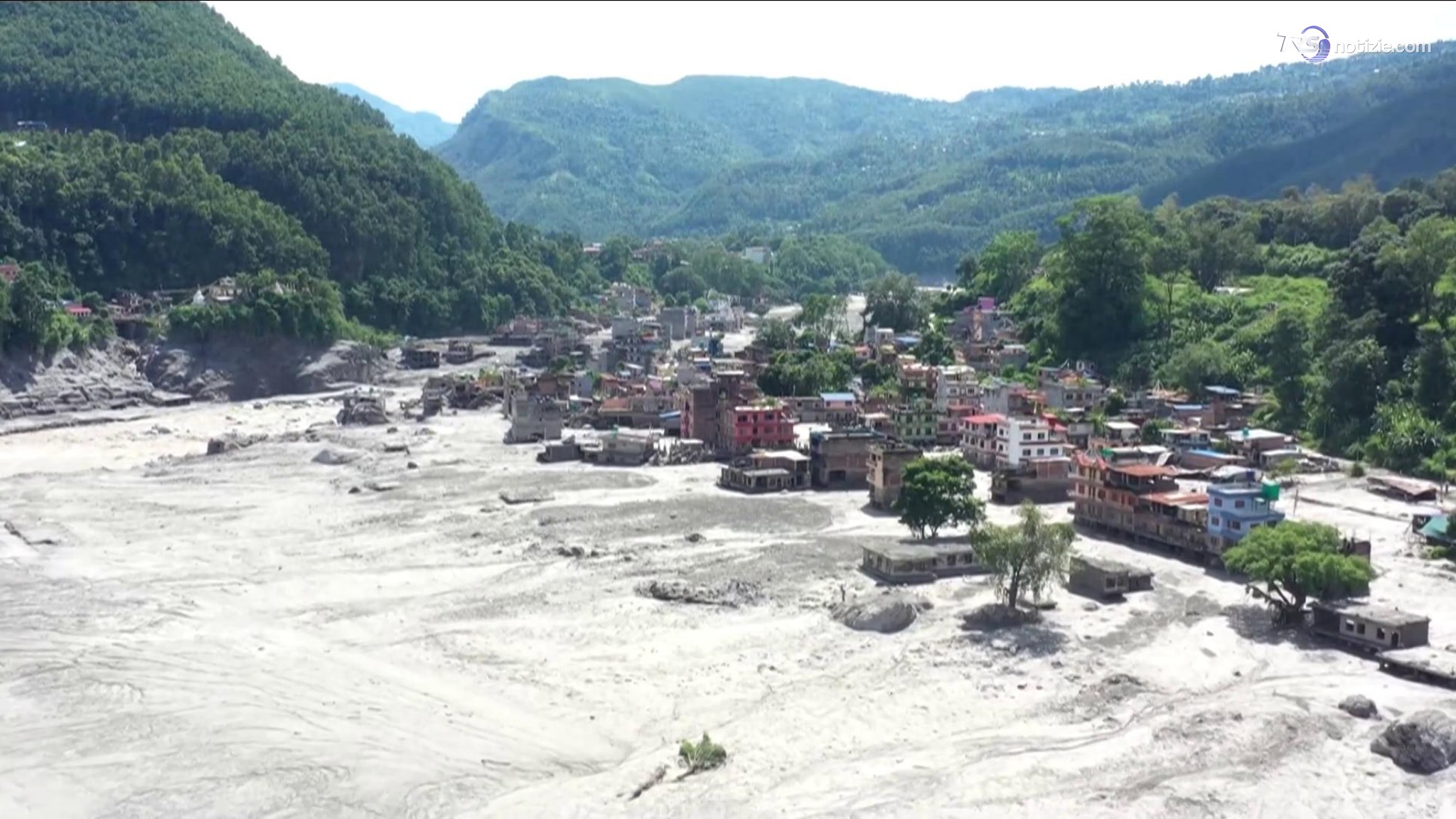 L'UNICEF invia rifornimenti nella zona alluvionata del Nepal, mentre le famiglie sfollate attendono