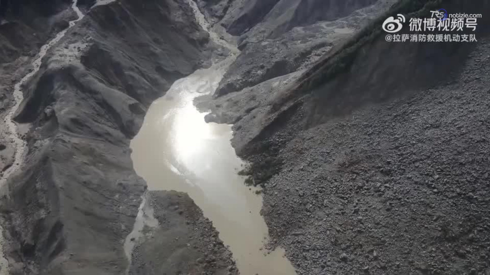 Le autorità cinesi diffondono un video ripreso da un drone che mostra un lago formatosi dai detriti