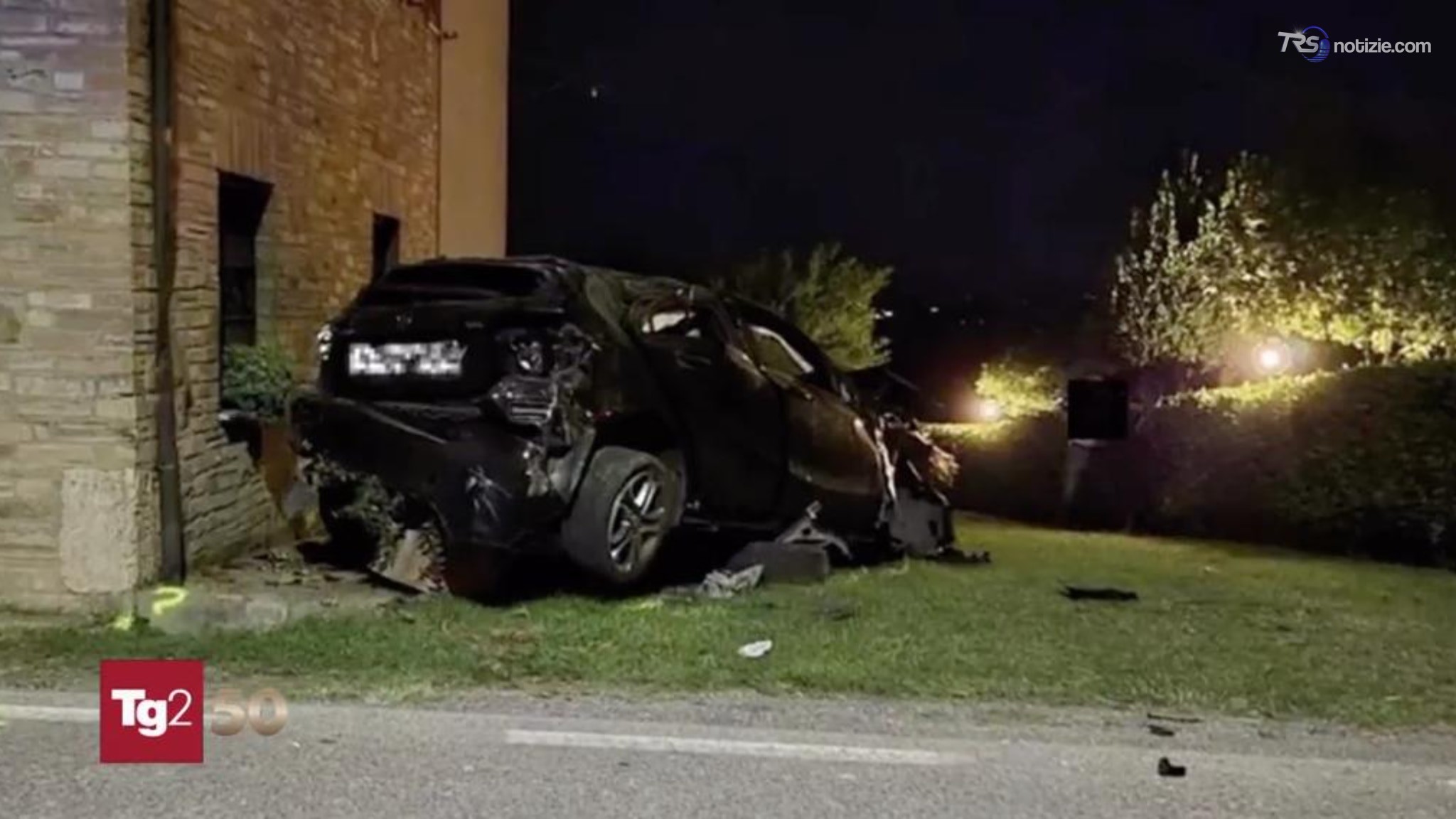 Schianto nella notte nei dintorni di Perugia, muoiono due minorenni