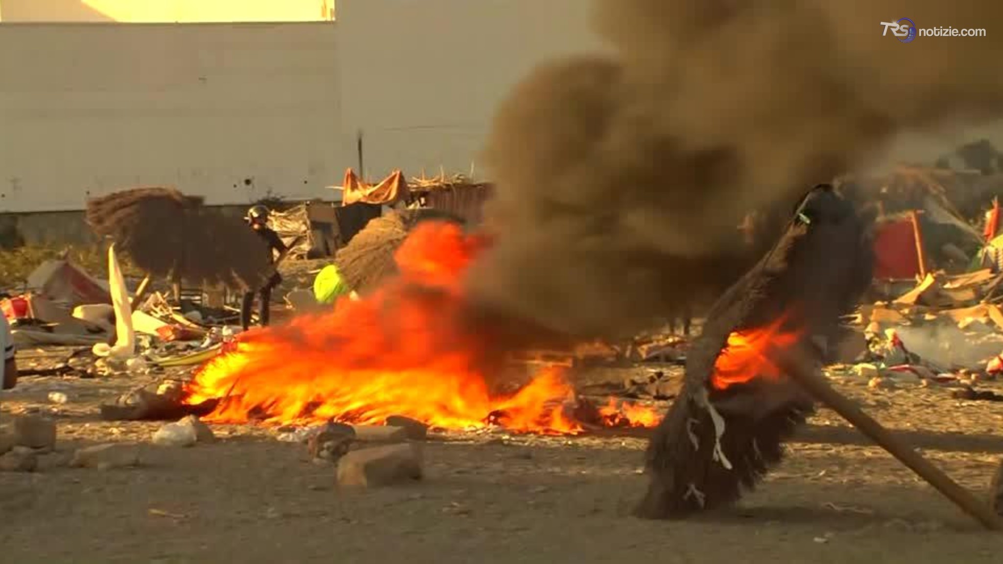 Ceuta, tende distrutte e oggetti in fiamme: le immagini dell’assalto all’insediamento dei migranti
