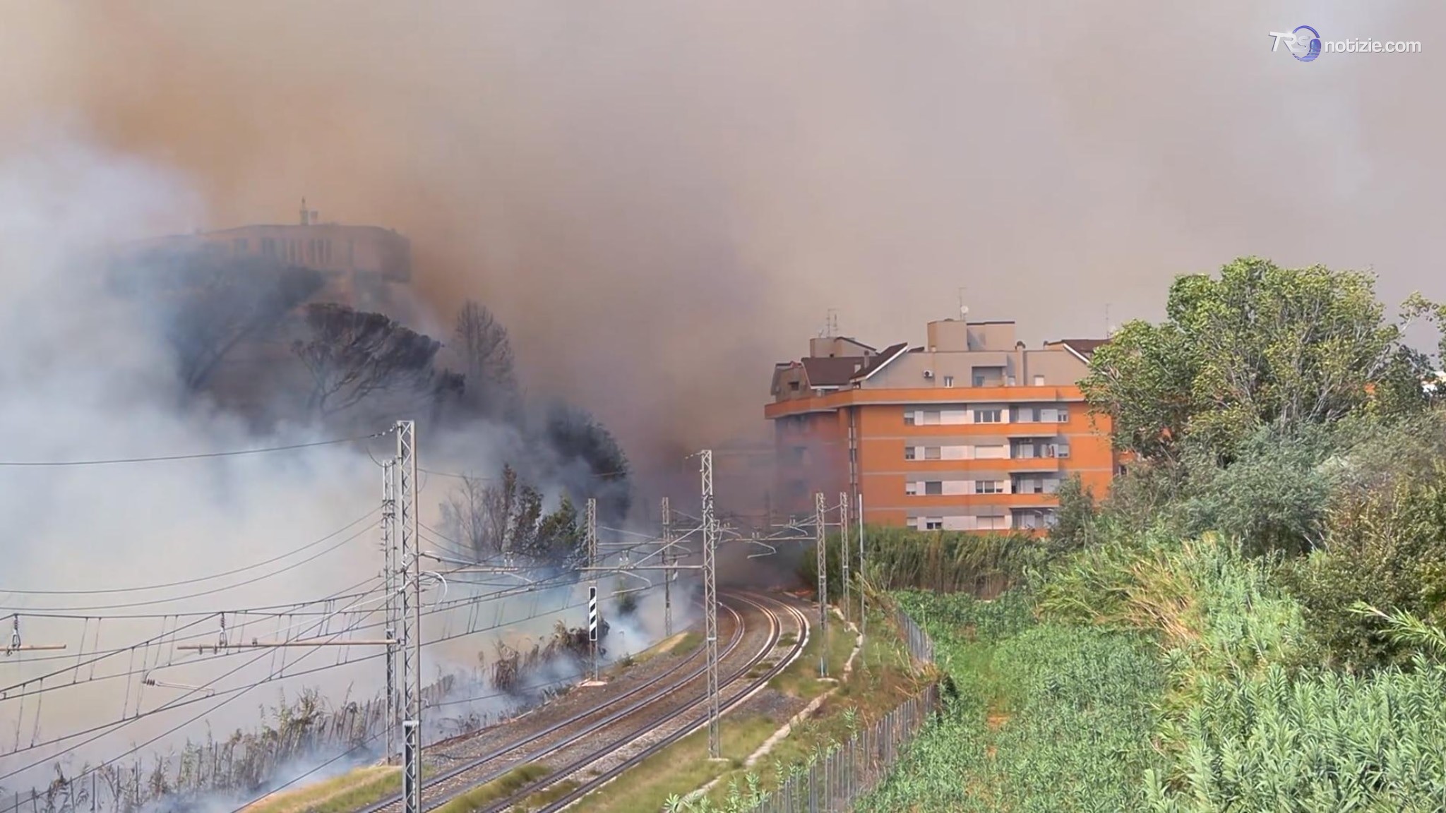 Roma, incendio in zona sud-ovest: fiamme vicine a caserma carabinieri