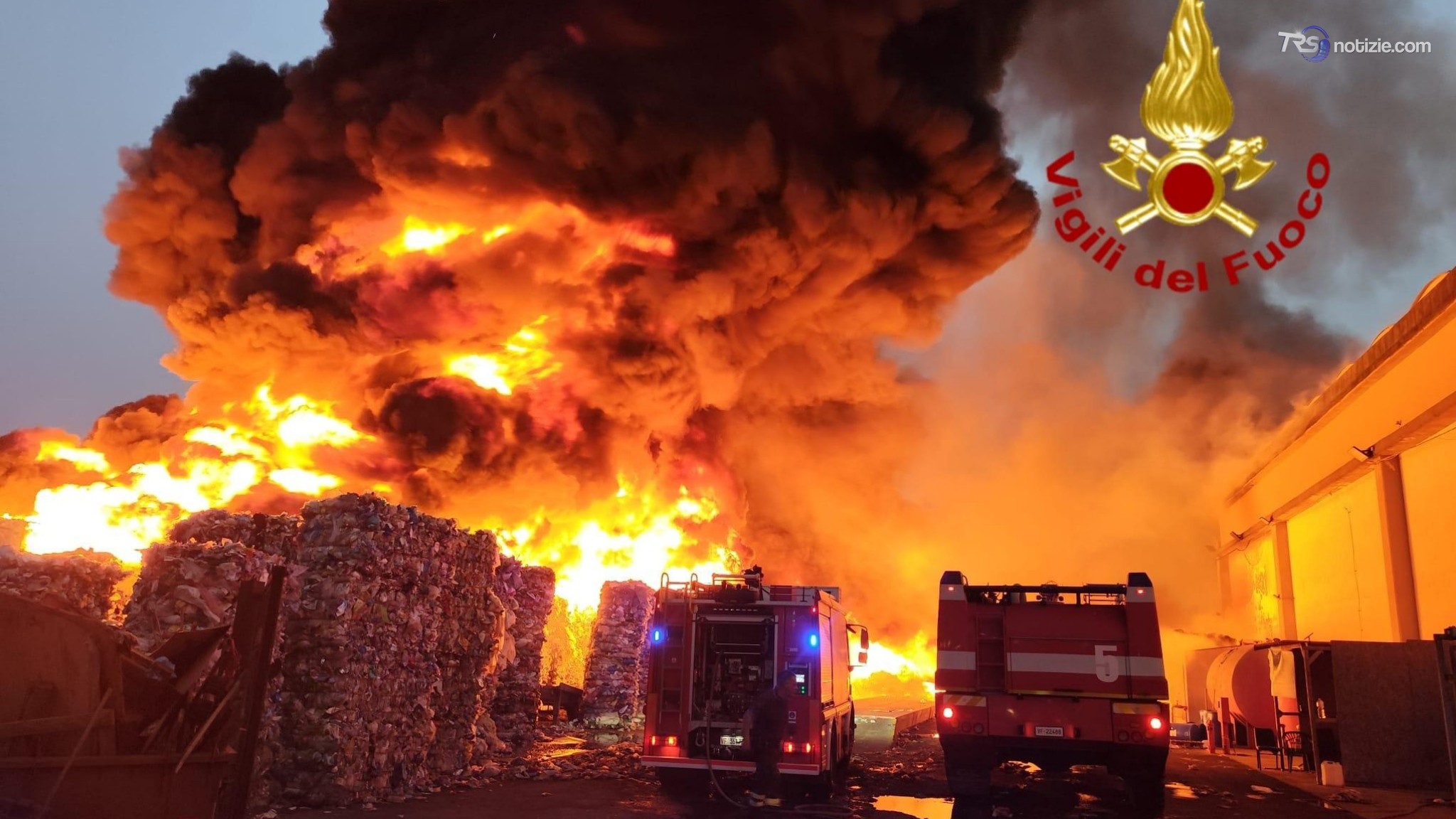 Catania, vasto incendio nella zona industriale: densa nube di fumo in città