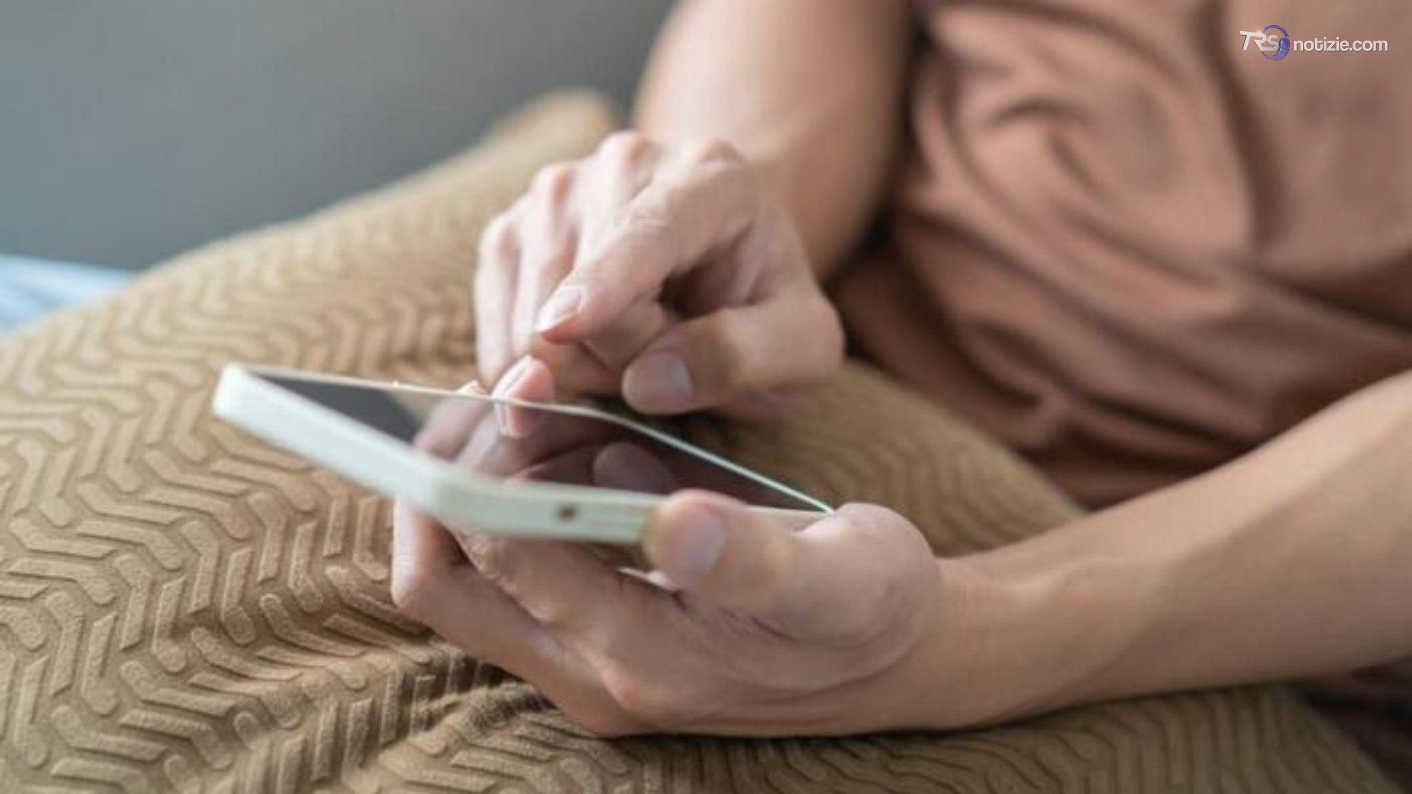 Nuova truffa su WhatsApp, polizia: "Attenti ai messaggi di amici e parenti che chiedono soldi"