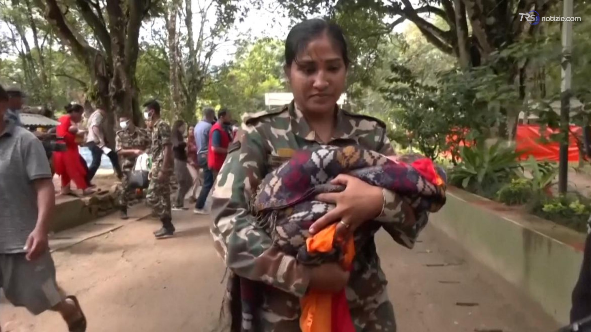 "Ho perso tutto" ripetono ai militari i sopravvissuti all'alluvione in Nepal