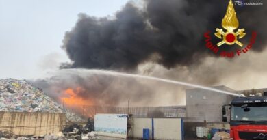 In fiamme da ore rifiuti di un'azienda di materiale plastico