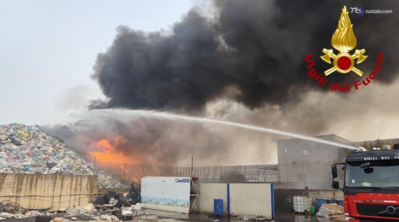 In fiamme da ore rifiuti di un'azienda di materiale plastico