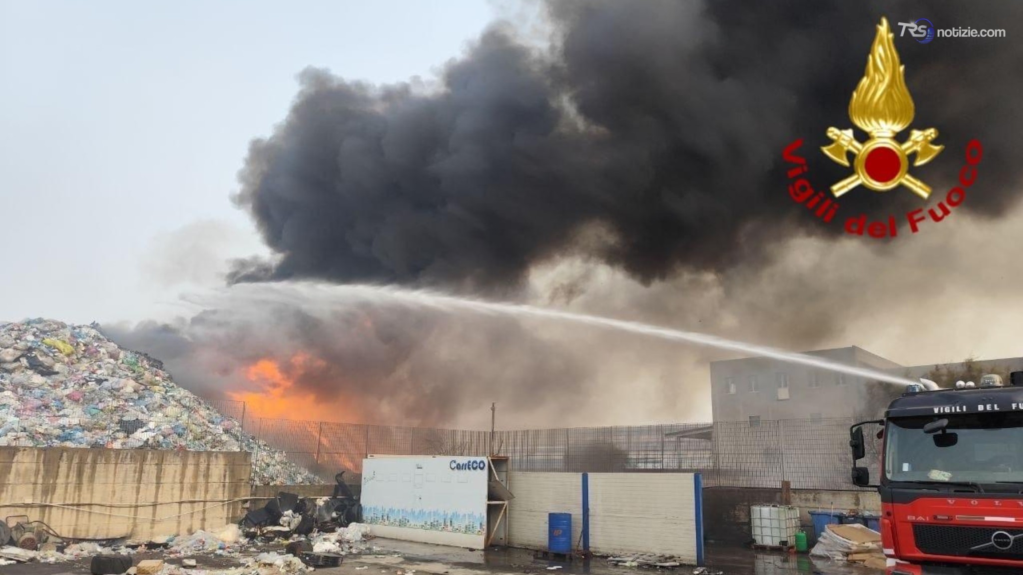 In fiamme da ore rifiuti di un'azienda di materiale plastico
