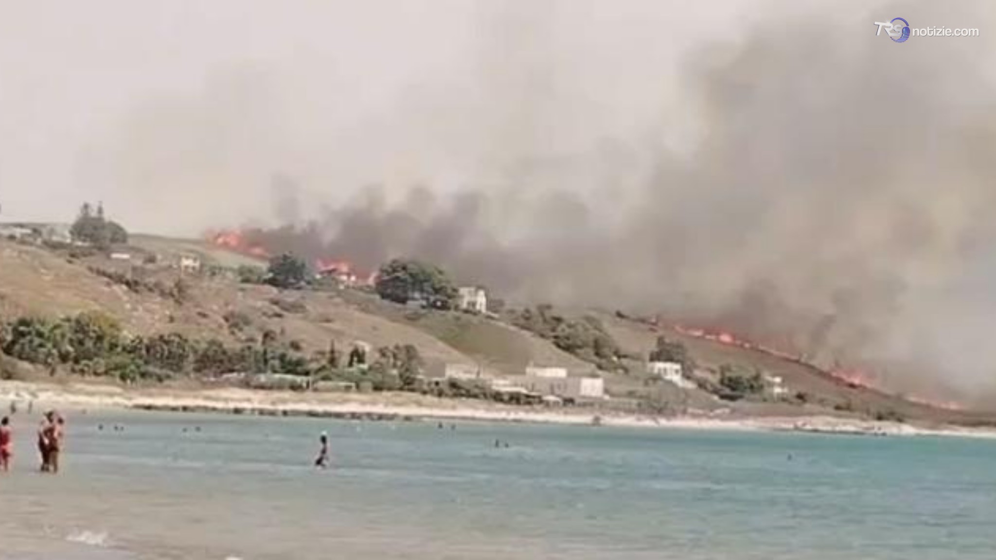 Incendio a Porto palo di Menfi