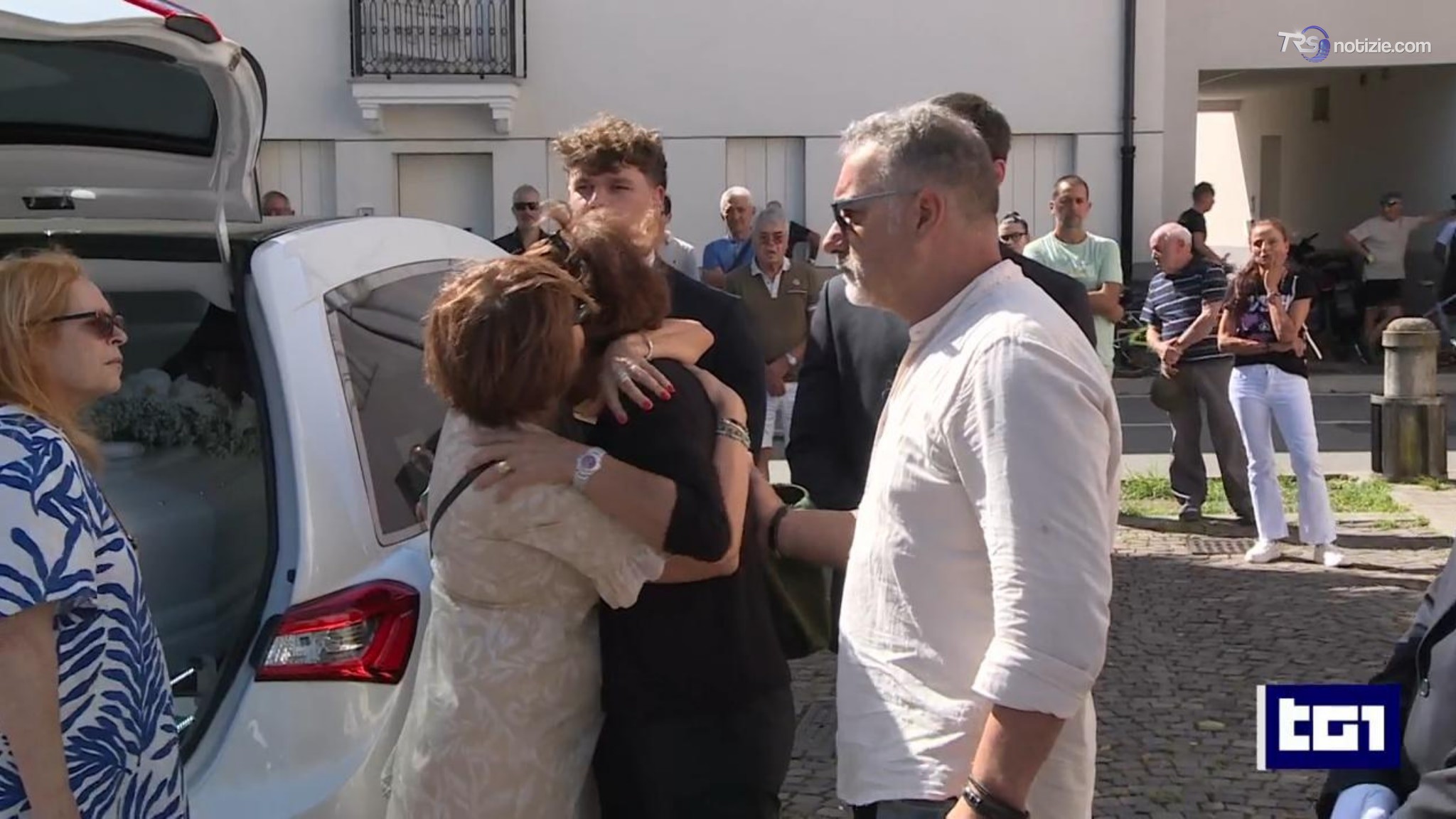 Un abbraccio avvolto nel silenzio, l'ultimo saluto a Tania Terrin