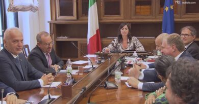 Cambio al vertice di Report: il centrodestra esulta, le opposizioni insorgono contro la Rai