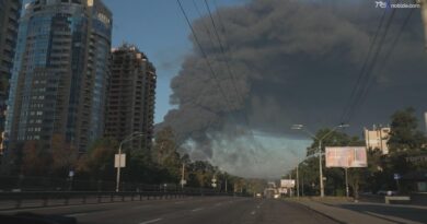 Nuova notte di terrore a Kiev: droni russi sulla capitale, incendio in un palazzo a Obolonsky