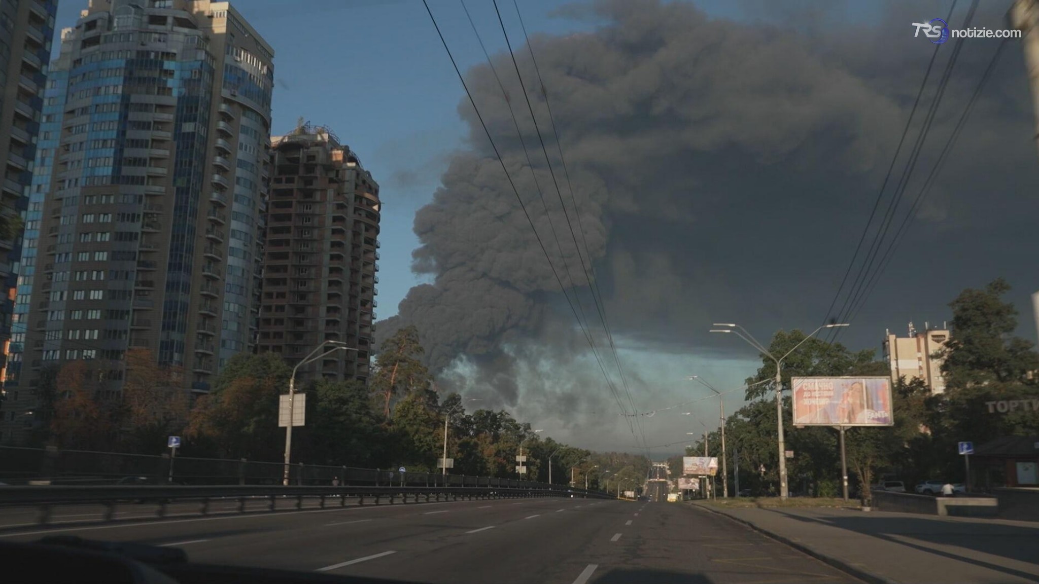 Nuova notte di terrore a Kiev: droni russi sulla capitale, incendio in un palazzo a Obolonsky