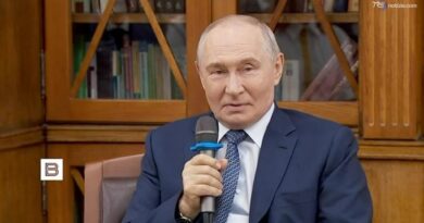 Putin alle scuole: "Spiegate la guerra con la catena alimentare delle orche"