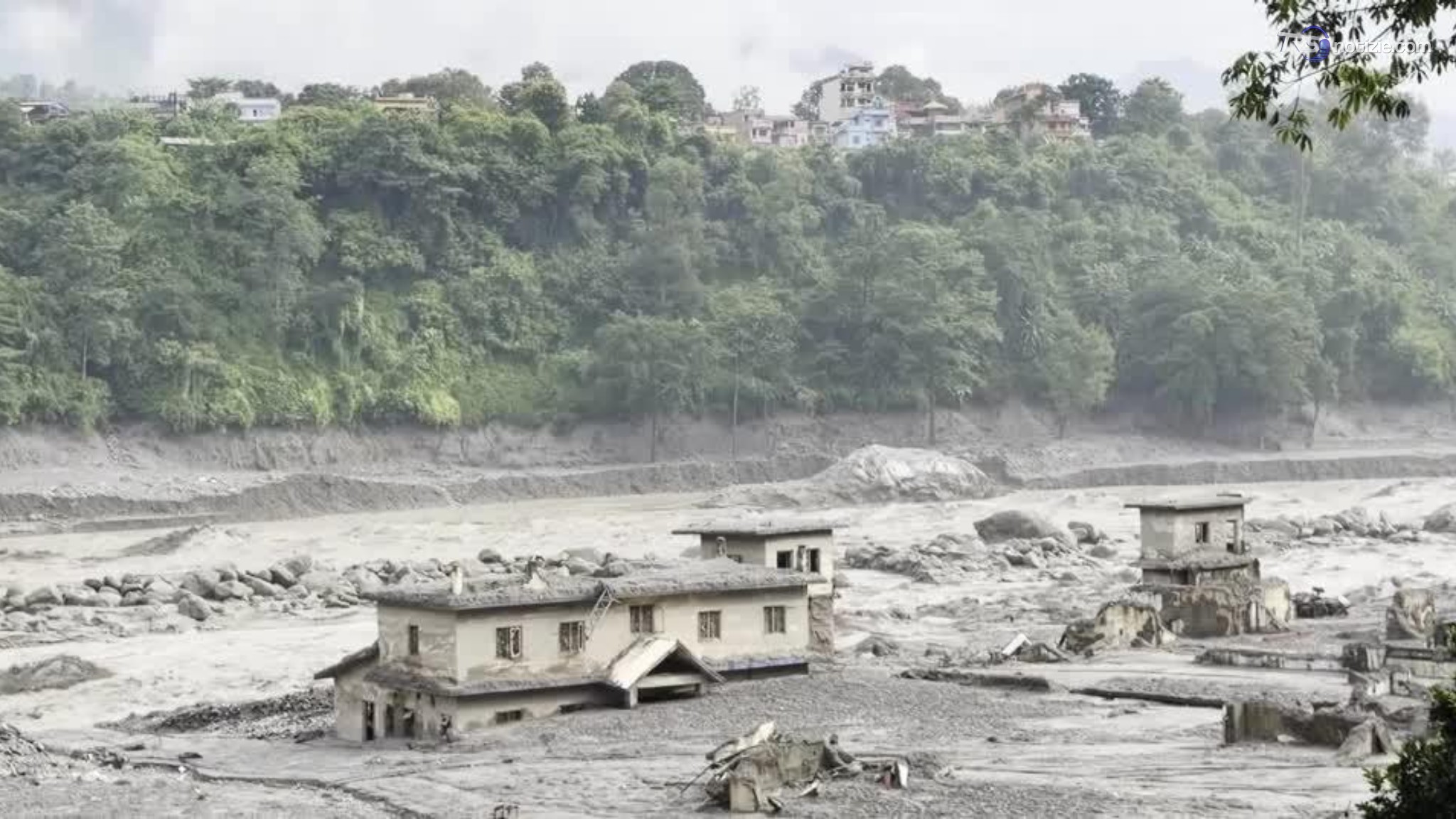 Nepal, le acque tornano a salire a Roshuki Bazar e ci si rifugia in zone rialzate