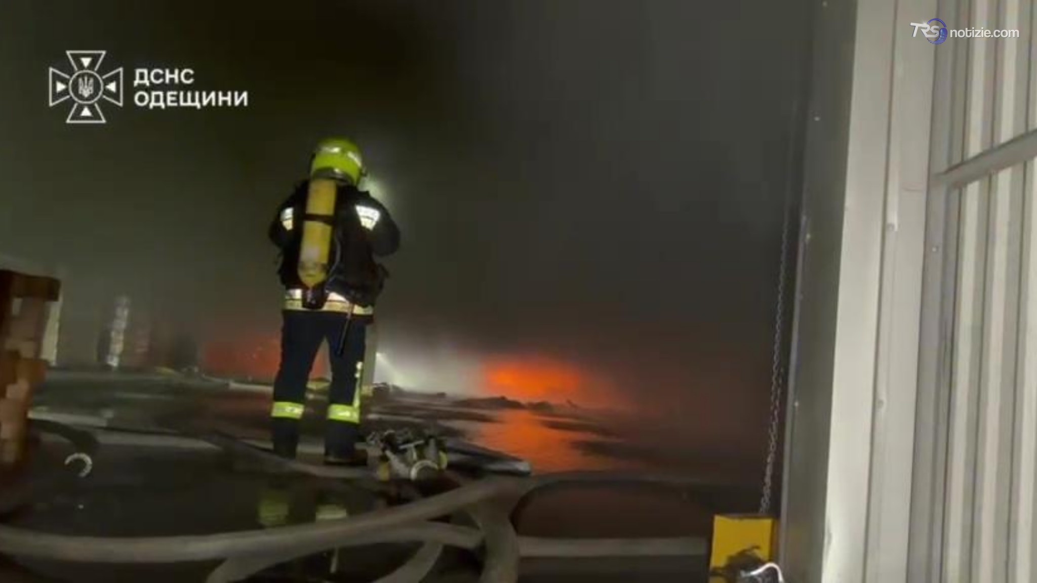 L'incendio a Odessa dopo l'attacco missilistico russo: video