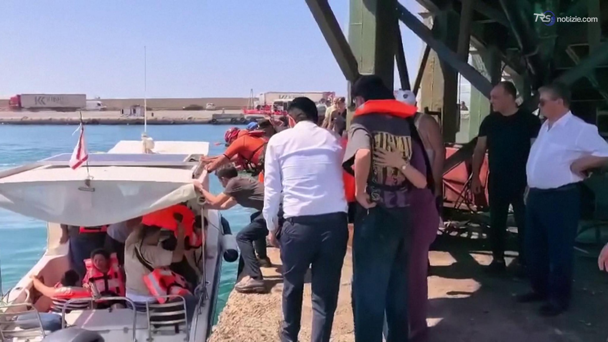 Traghetto con 270 persone si ribalta a nord di Cipro, la metà sono state tratte in salvo