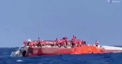 Passeggeri superstiti e in attesa di soccorso in piedi su nave capovolta al largo di Cipro del Nord