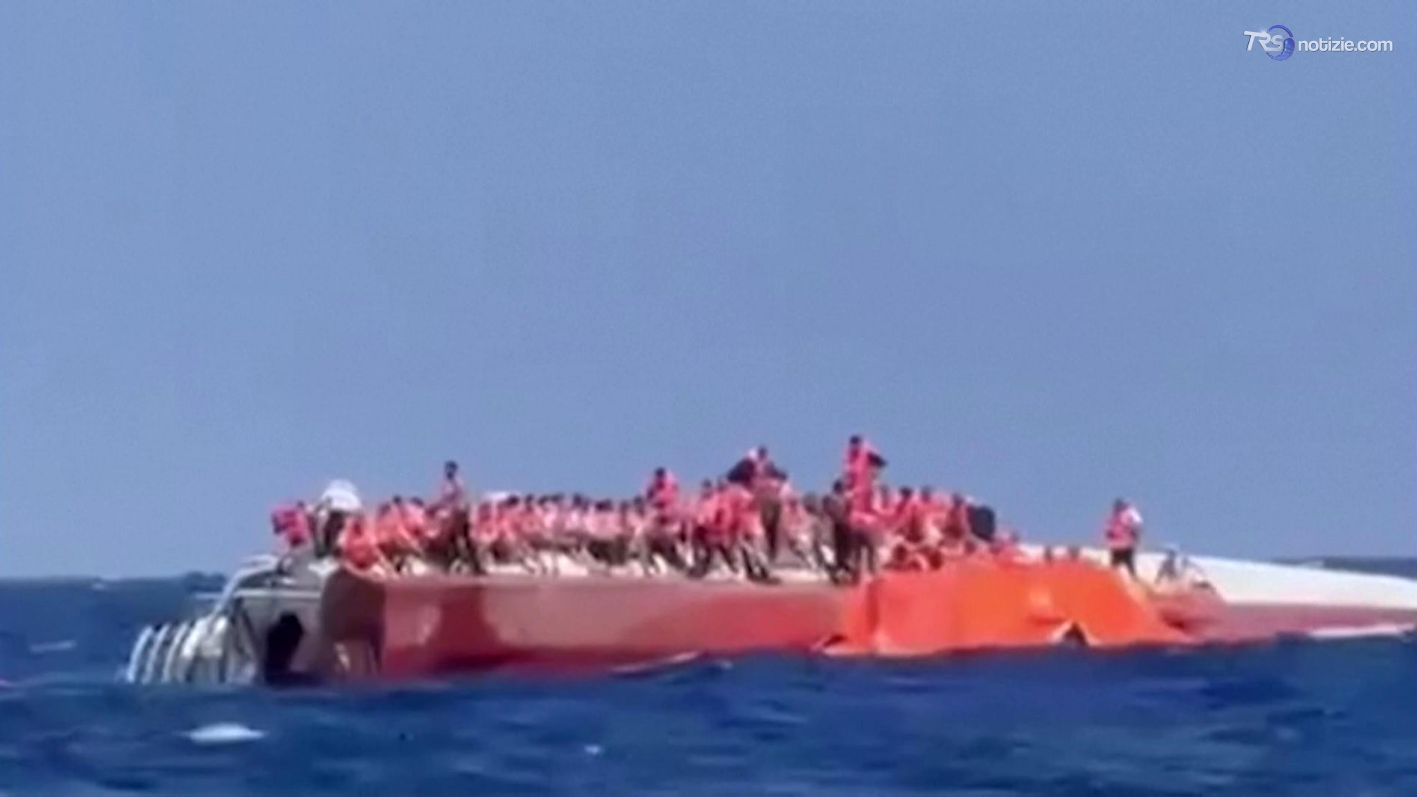 Passeggeri superstiti e in attesa di soccorso in piedi su nave capovolta al largo di Cipro del Nord