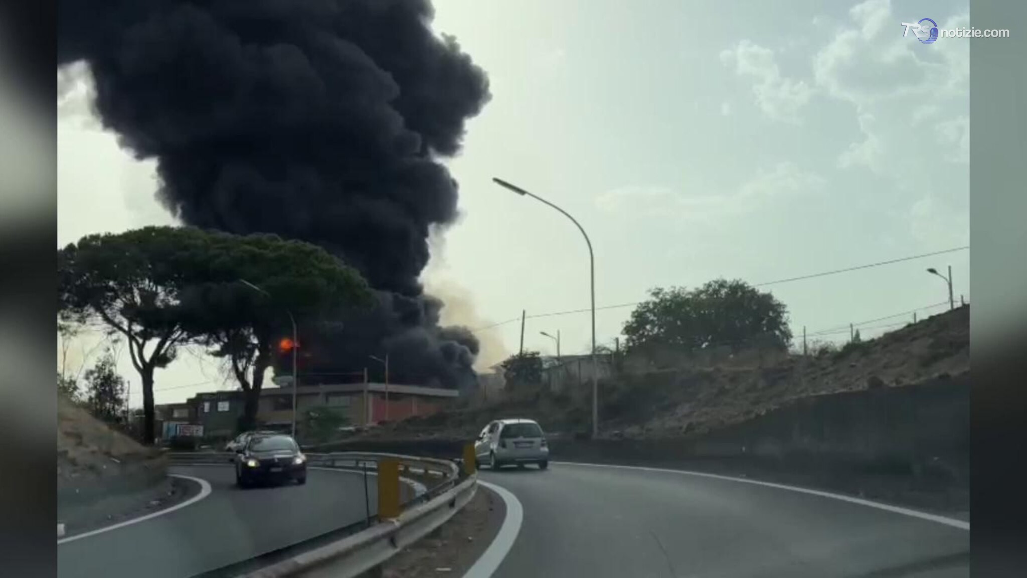 Sicilia in fiamme. Bruciano campagne, ma anche fumo nero da un'azienda nell'acese