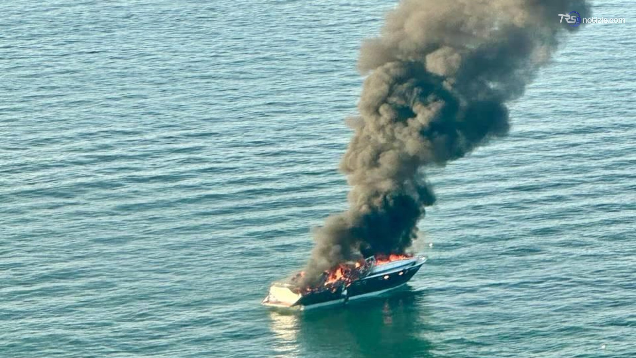 Yacht in fiamme al largo di Jesolo: portate in salvo undici persone