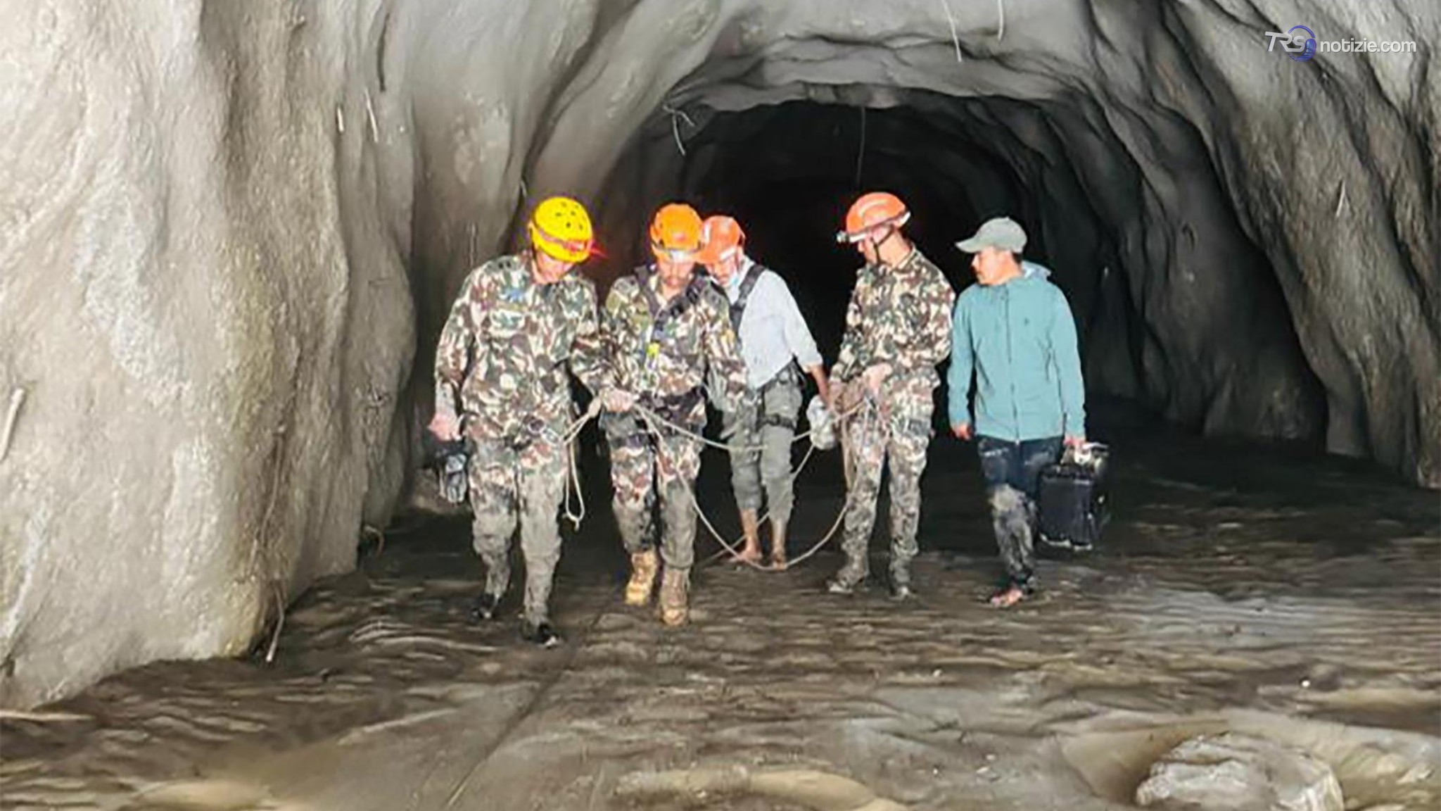 Nepal, centinaia di lavoratori intrappolati nei tunnel dopo l’alluvione: è corsa contro il tempo