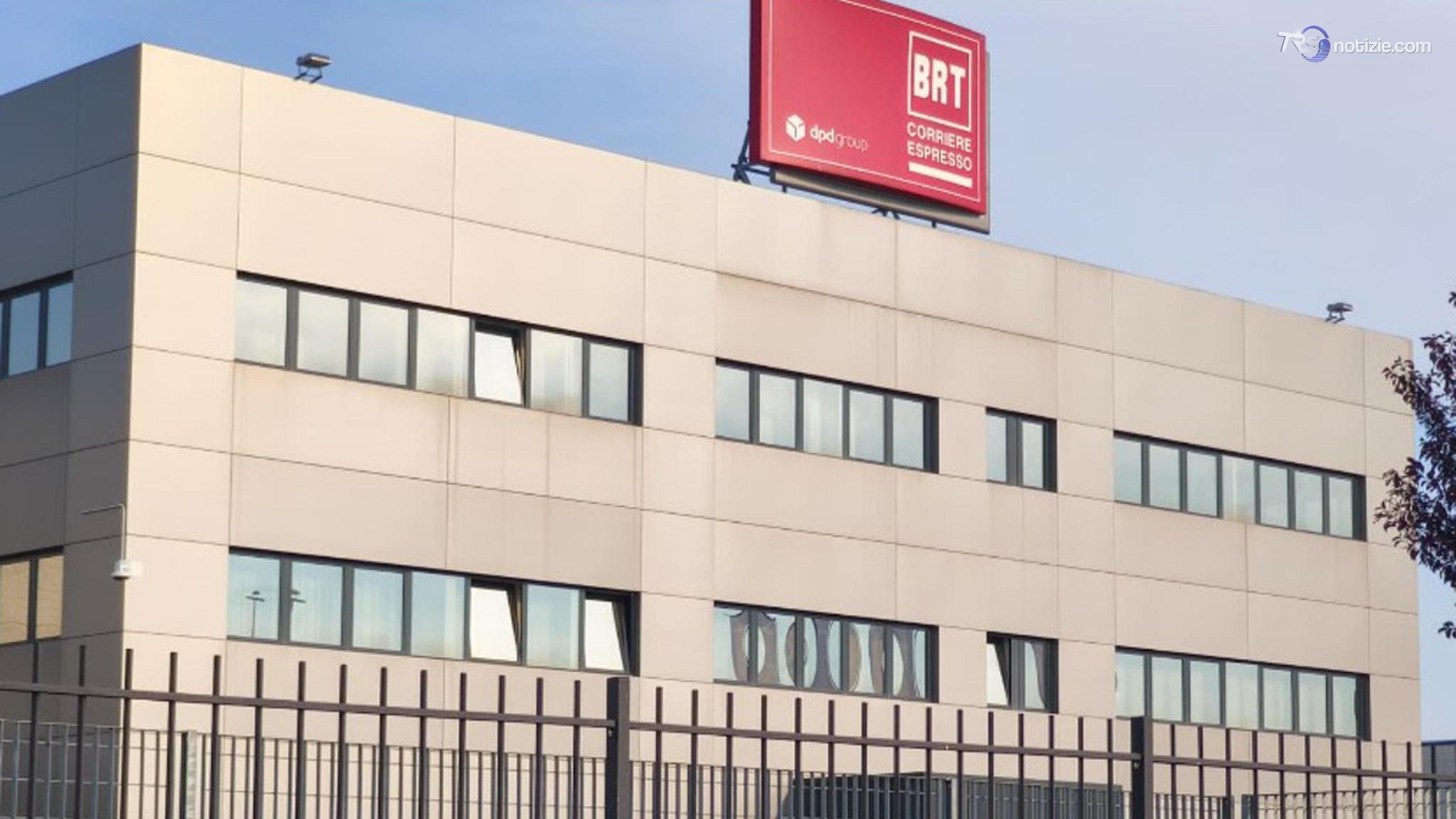 Piacenza, corriere di 42 anni all'ultimo giorno di contratto muore mentre effettua una consegna